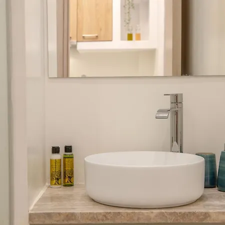 Niriis Aktaia & Glauke Batsi